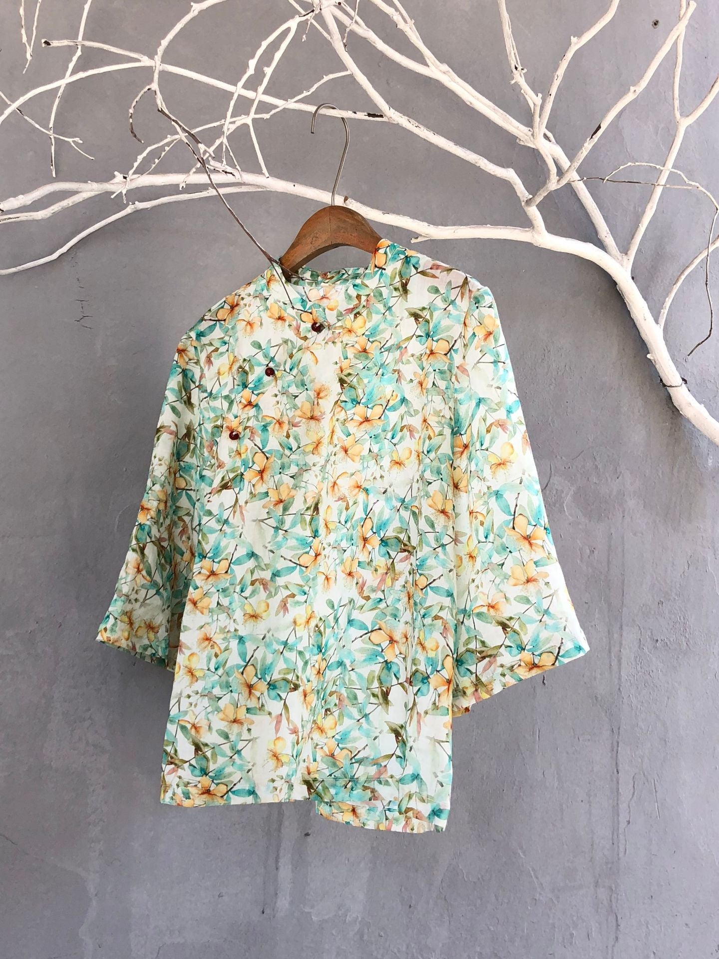 2025 Mountain is free, new products in spring and summer, temperament retro collar diagonal placket buckle ramie color top 80413 casual and versatile