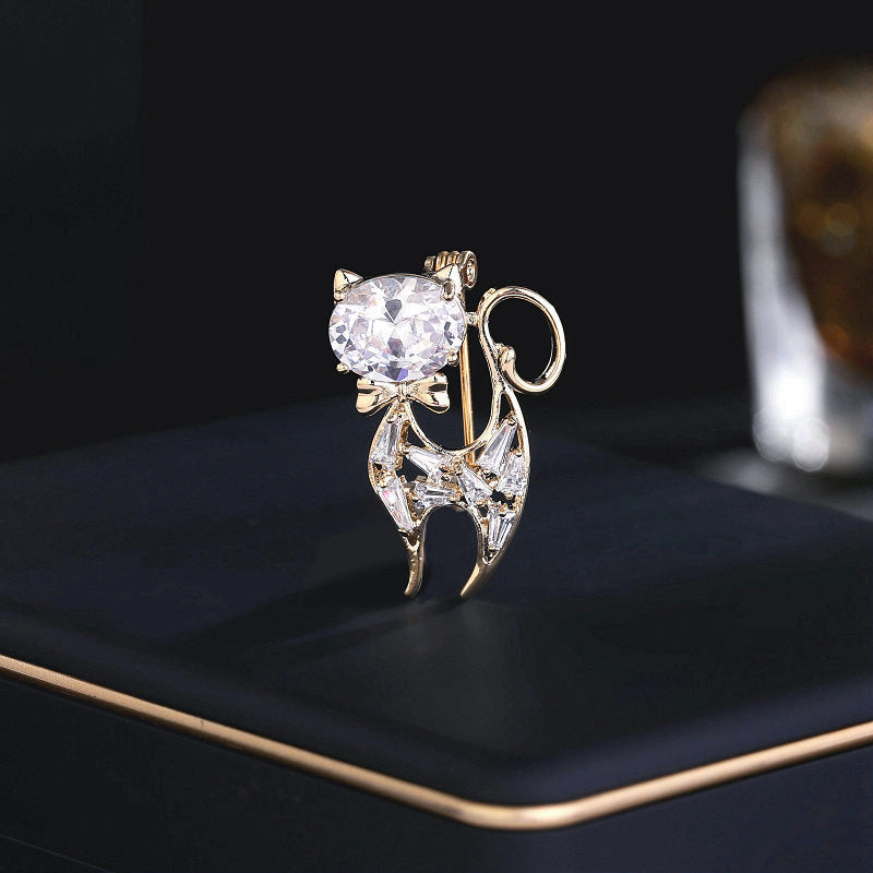 2025 Cartoon animal zircon inlaid cat pin female sweet and fresh spring and summer clothing with anti-light kitten brooch