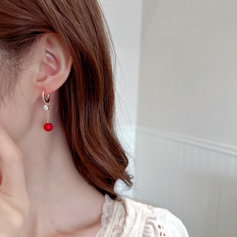 2025 Earrings suitable for Chinese New Year wear, simple and versatile, trendy temperament, red pearl niche design, autumn and winter earrings wholesale