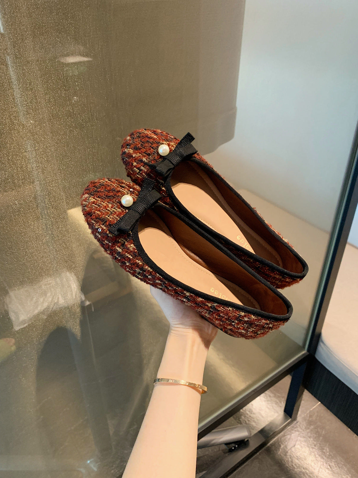 2025 Sheepskin version~ Grape mother same ins wind round head pearl bow small fragrant wind flat bottom shallow mouth commuting single shoes women