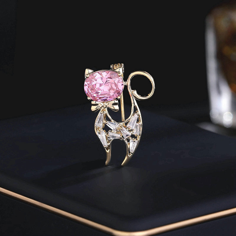 2025 Cartoon animal zircon inlaid cat pin female sweet and fresh spring and summer clothing with anti-light kitten brooch