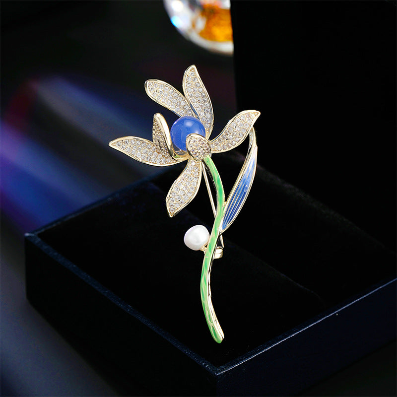 2025 Guochao light luxury micro-inlaid copper zircon magnolia brooch fashion versatile suit shawl corsage freshwater pearl pin