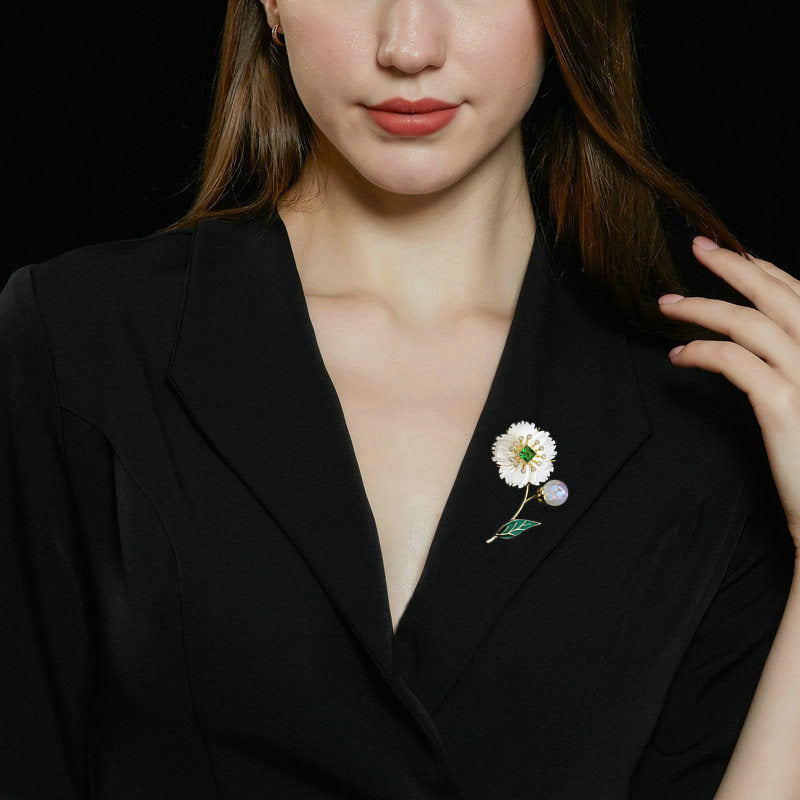 2025 Retro Chinese style elegant temperament cheongsam dress accessories corsage high sense natural fritillary shell flower brooch