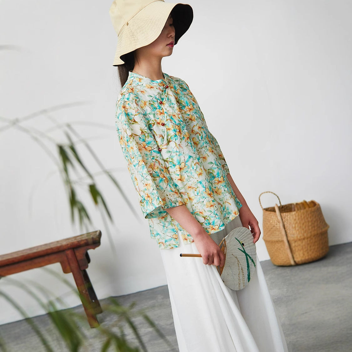 2025 Mountain is free, new products in spring and summer, temperament retro collar diagonal placket buckle ramie color top 80413 casual and versatile