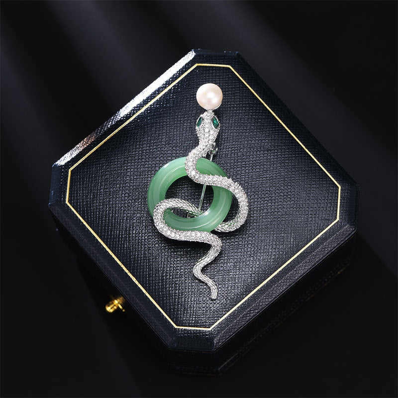 2025 New Chinese style freshwater pearl high-end snake brooch light luxury zodiac animal pin suit coat accessories