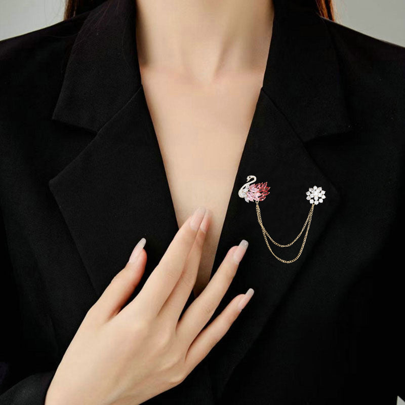 2025 High-end animal corsage niche design British chain pin light luxury fashion elegant swan fringed brooch