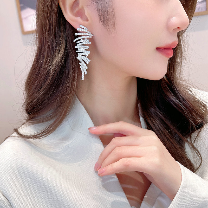 2025 New exaggerated atmosphere banquet dress with earrings trend designer style geometric creative irregular line earrings
