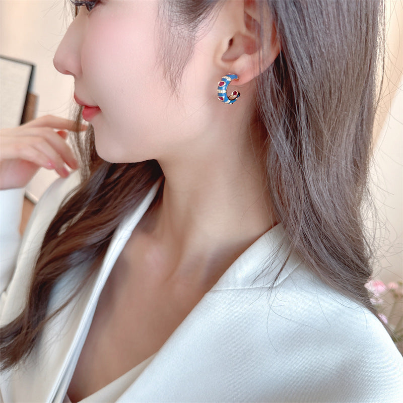 2025 S925 Silver Needle Niche Simple Earrings High Sense Design Sense Love C-shaped Circle Hot Sale Ankola Red Earrings