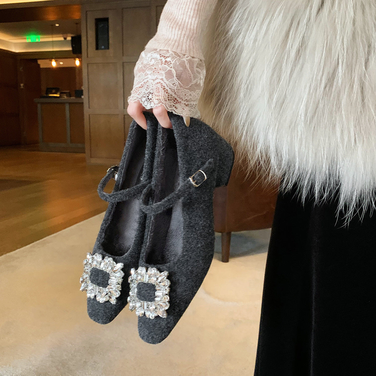 2025 Grape mother has the same diamond buckle with a word in the small square head velvet with warm woolen thick heel Mary Jane single shoes women