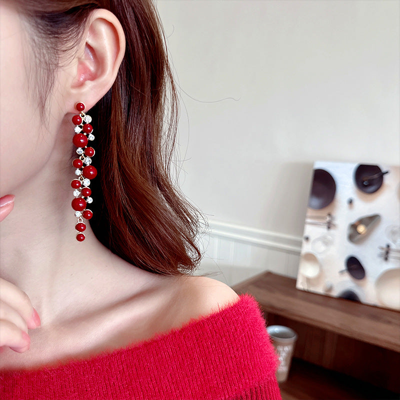 2025 Chinese retro red New Year's earrings, long temperament showing face, thin studs, exaggerated simple and versatile pearl earrings.