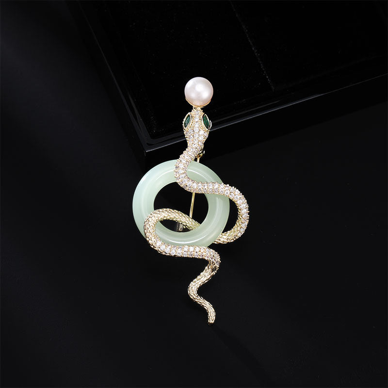 2025 New Chinese style freshwater pearl high-end snake brooch light luxury zodiac animal pin suit coat accessories