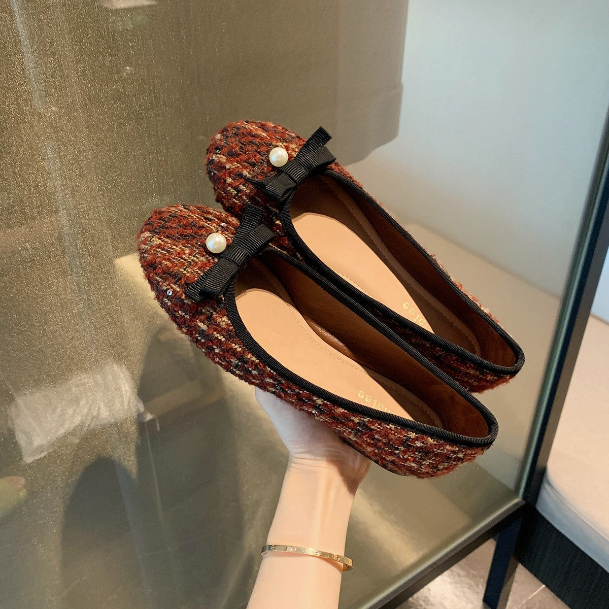 2025 Sheepskin version~ Grape mother same ins wind round head pearl bow small fragrant wind flat bottom shallow mouth commuting single shoes women