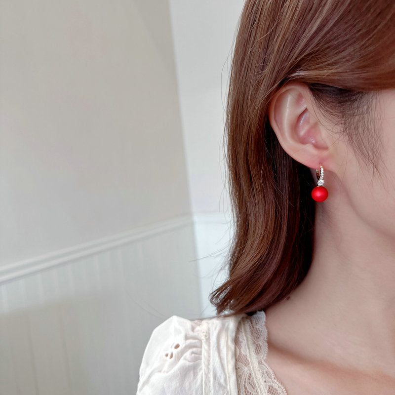 2025 Earrings suitable for Chinese New Year wear, simple and versatile, trendy temperament, red pearl niche design, autumn and winter earrings wholesale
