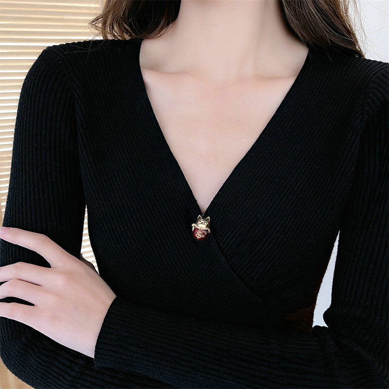 2025 New clothing fixed cardigan V-neck anti-light pin Small suit shirt collar needle Cute lucky cat spike needle