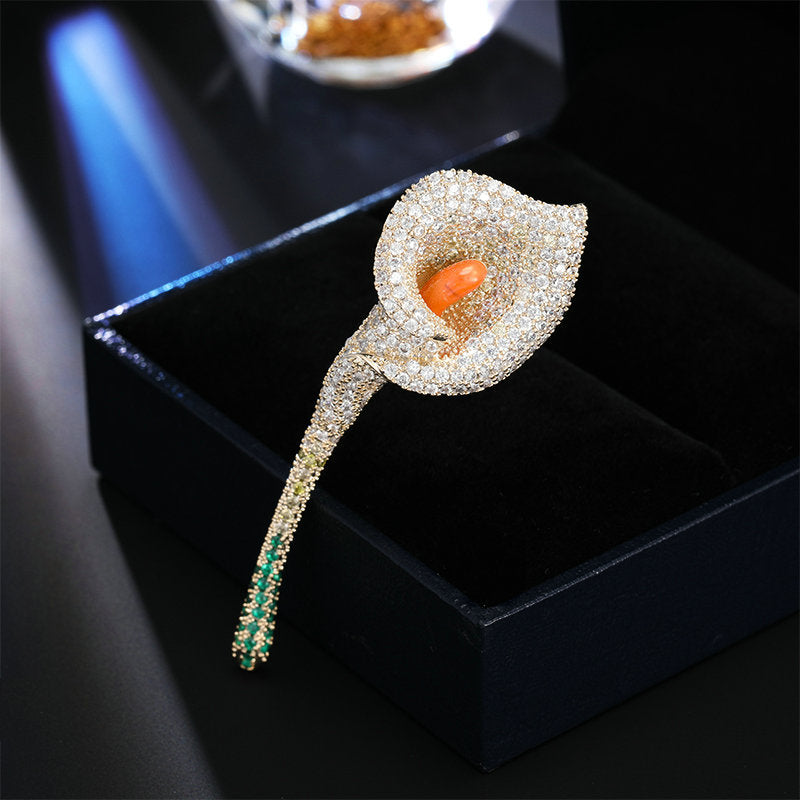 2025 High-end sense of elegance, temperament, corsage, niche design sense, zircon pin, a calla lily brooch, suit accessories