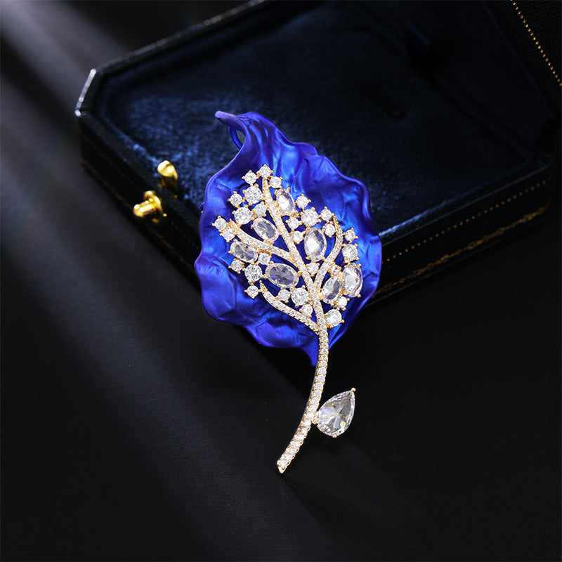 2025 Red leaf brooch high-end light luxury micro-inlaid zircon elegant temperament pin exquisite fashion suit coat accessories