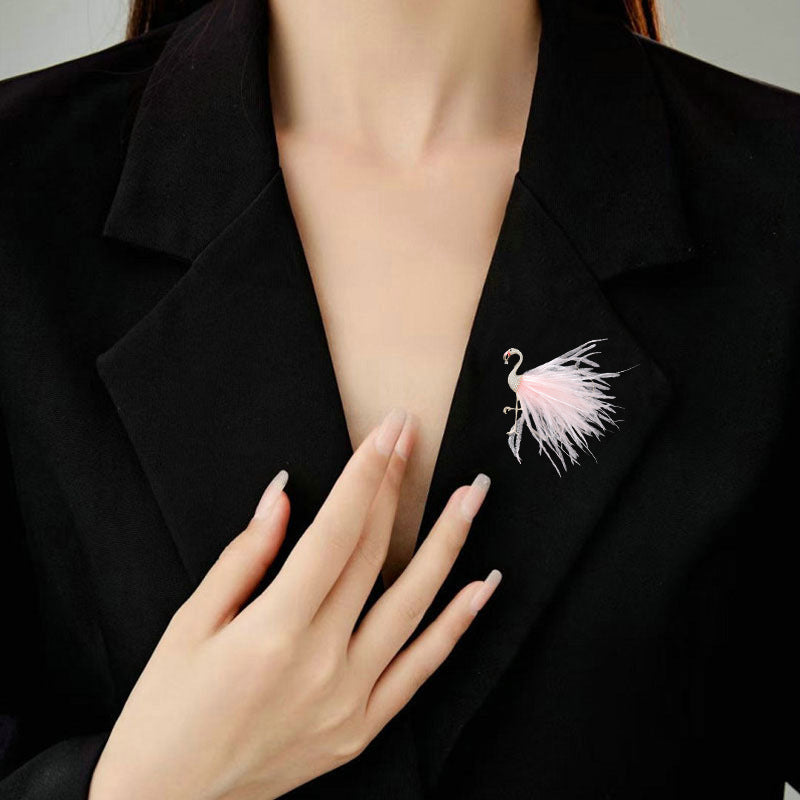 2025 High-grade pink feather flamingo brooch exquisite high-grade corsage temperament suit coat personality creative pin