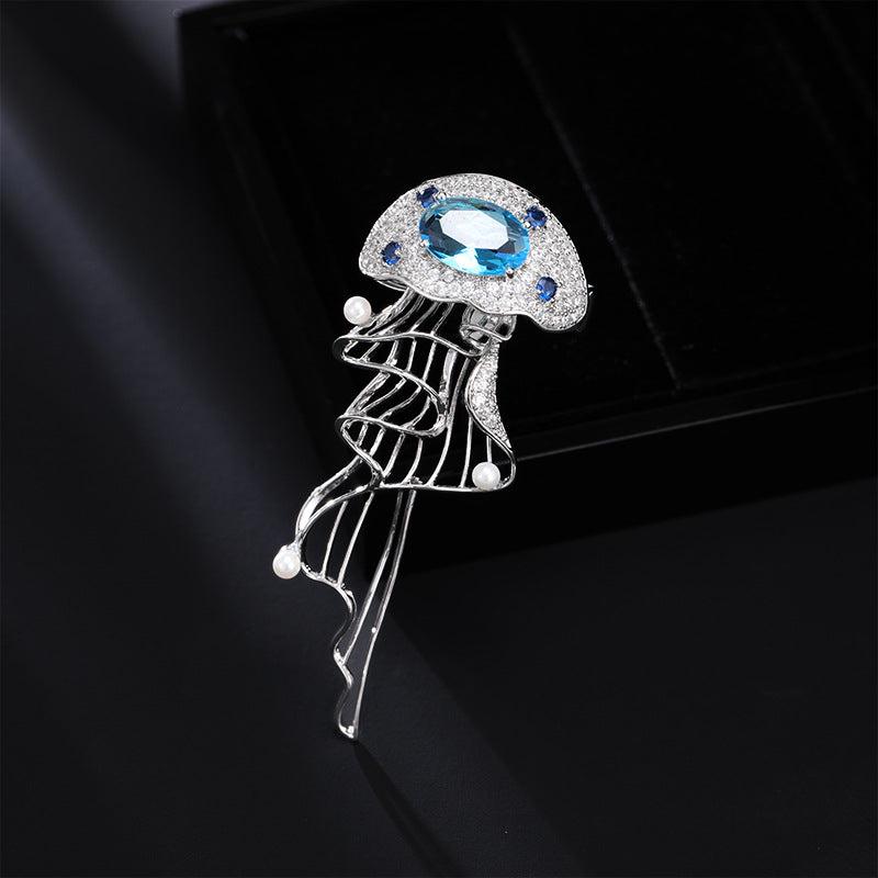 2025 Smart jellyfish brooch, high-end exquisite zircon autumn and winter suit coat, corsage female design sense, cute fashion pin