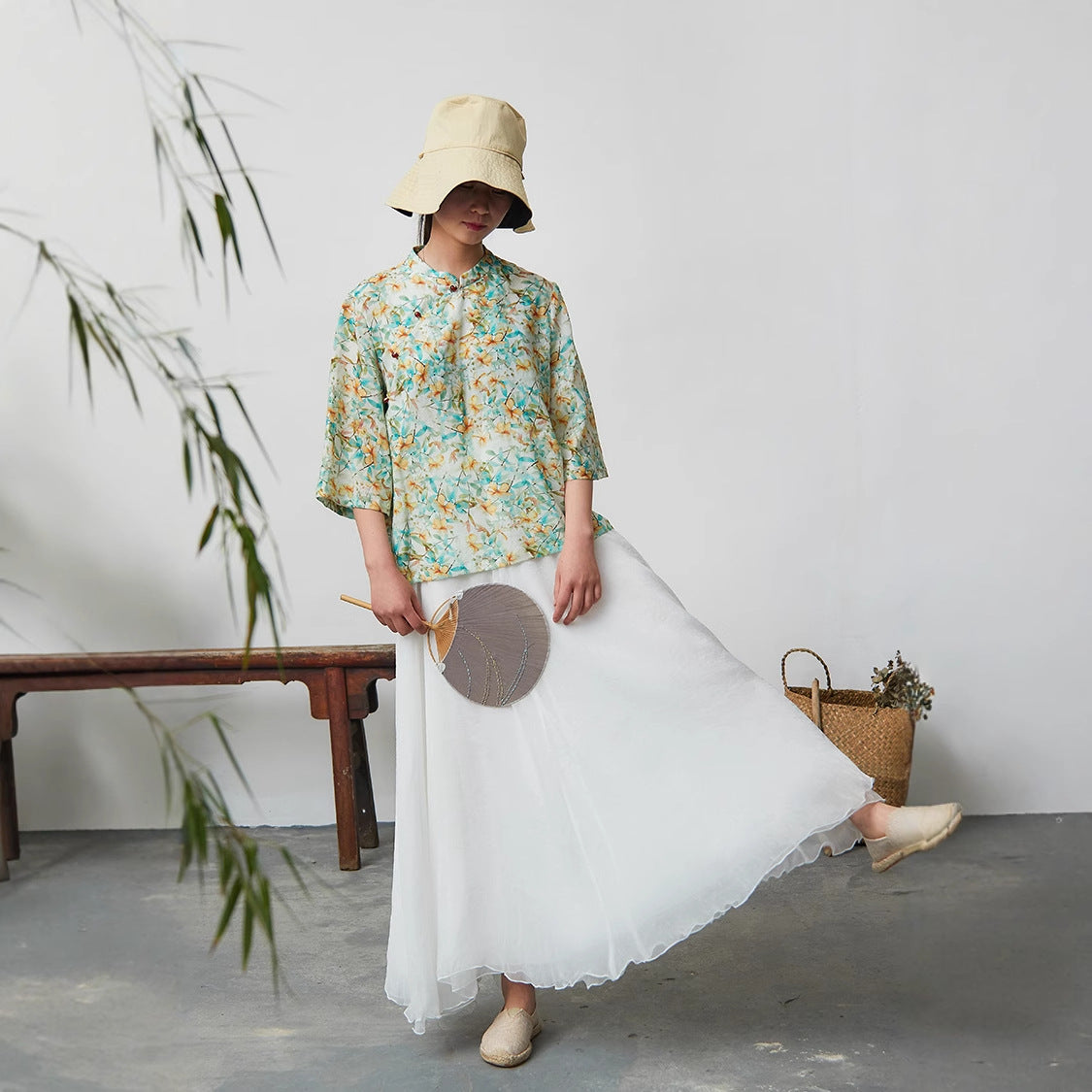 2025 Mountain is free, new products in spring and summer, temperament retro collar diagonal placket buckle ramie color top 80413 casual and versatile