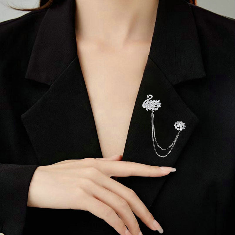 2025 High-end animal corsage niche design British chain pin light luxury fashion elegant swan fringed brooch