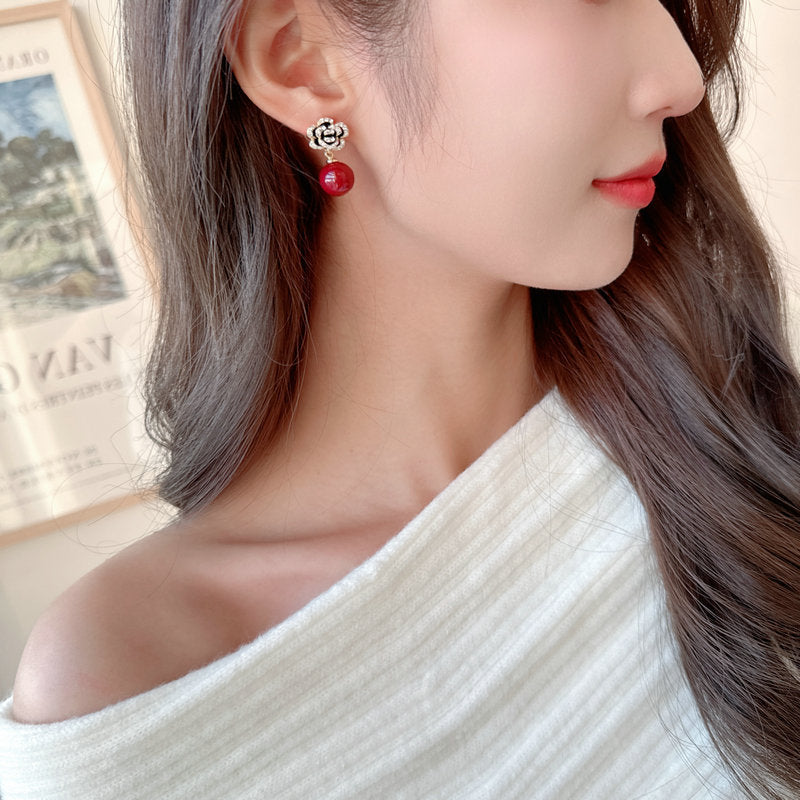 2025 S925 silver needle camellia pearl earrings Tianmei temperament Ankola red retro high-end flower autumn and winter earrings