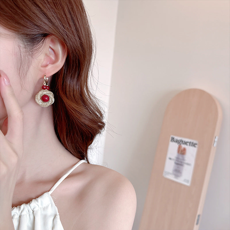 2025 Retro Chinese style red pearl ear buckle trendy high-end sense light luxury metal mesh earrings niche simple earrings women