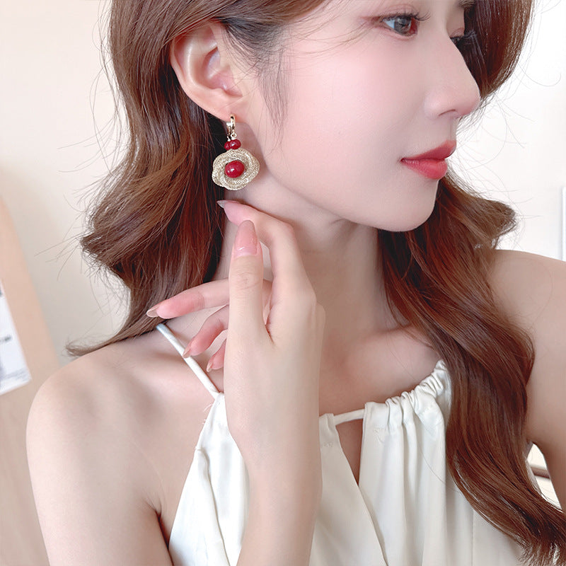 2025 Retro Chinese style red pearl ear buckle trendy high-end sense light luxury metal mesh earrings niche simple earrings women