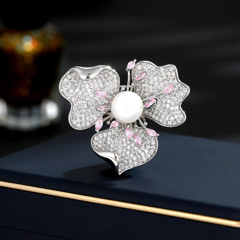 2025 Slightly inlaid with zirconium freshwater pearl brooch women's wholesale light luxury high-end multi-purpose cardigan anti-light pin clothing