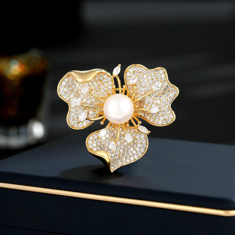 2025 Slightly inlaid with zirconium freshwater pearl brooch women's wholesale light luxury high-end multi-purpose cardigan anti-light pin clothing