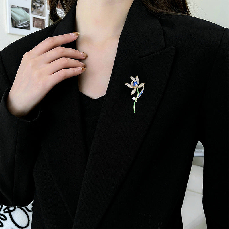 2025 Guochao light luxury micro-inlaid copper zircon magnolia brooch fashion versatile suit shawl corsage freshwater pearl pin