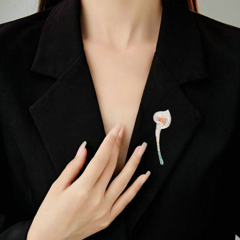 2025 High-end sense of elegance, temperament, corsage, niche design sense, zircon pin, a calla lily brooch, suit accessories