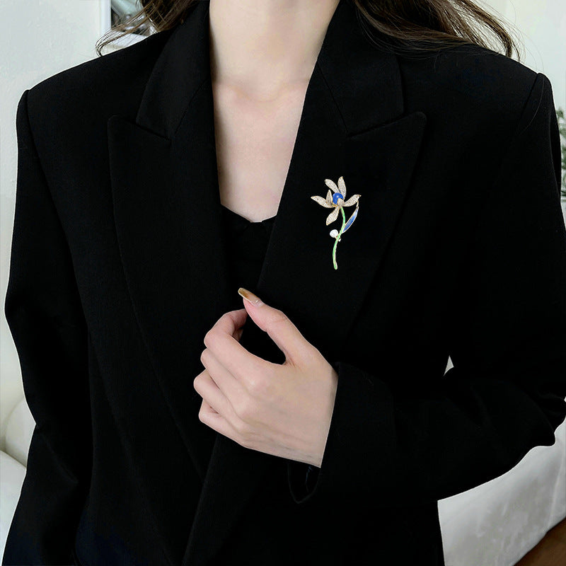 2025 Guochao light luxury micro-inlaid copper zircon magnolia brooch fashion versatile suit shawl corsage freshwater pearl pin