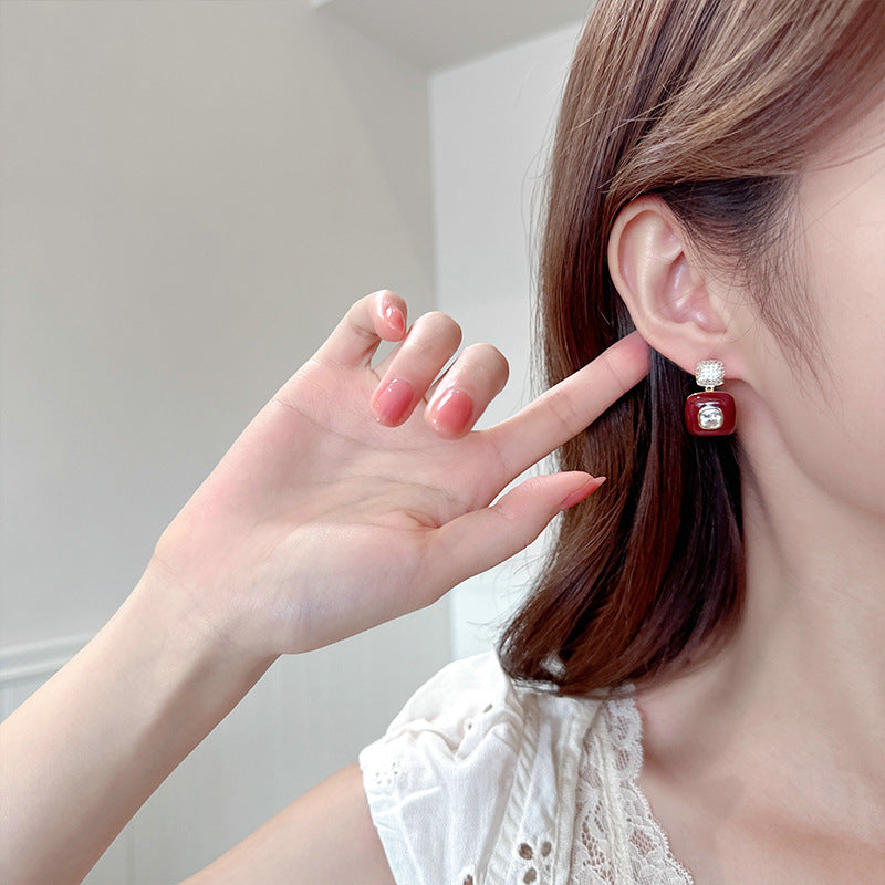2025 Retro Hong Kong style drop glaze earrings, light luxury in autumn and winter, high-end Ankola red fashion temperament, versatile square earrings