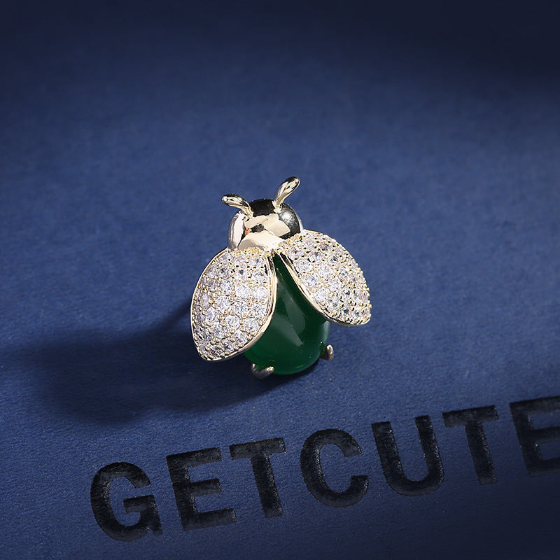 2025 Korean version of the new clothing trendy fixed cardigan anti-light multi-purpose small brooch small suit collar beetle spike needle