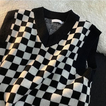 Black White Checkerboard Plaid Print Vest Sweater Autumn Winter V Neck Men Preppy Style Harajuku Fashion Casual Oversize Knitted